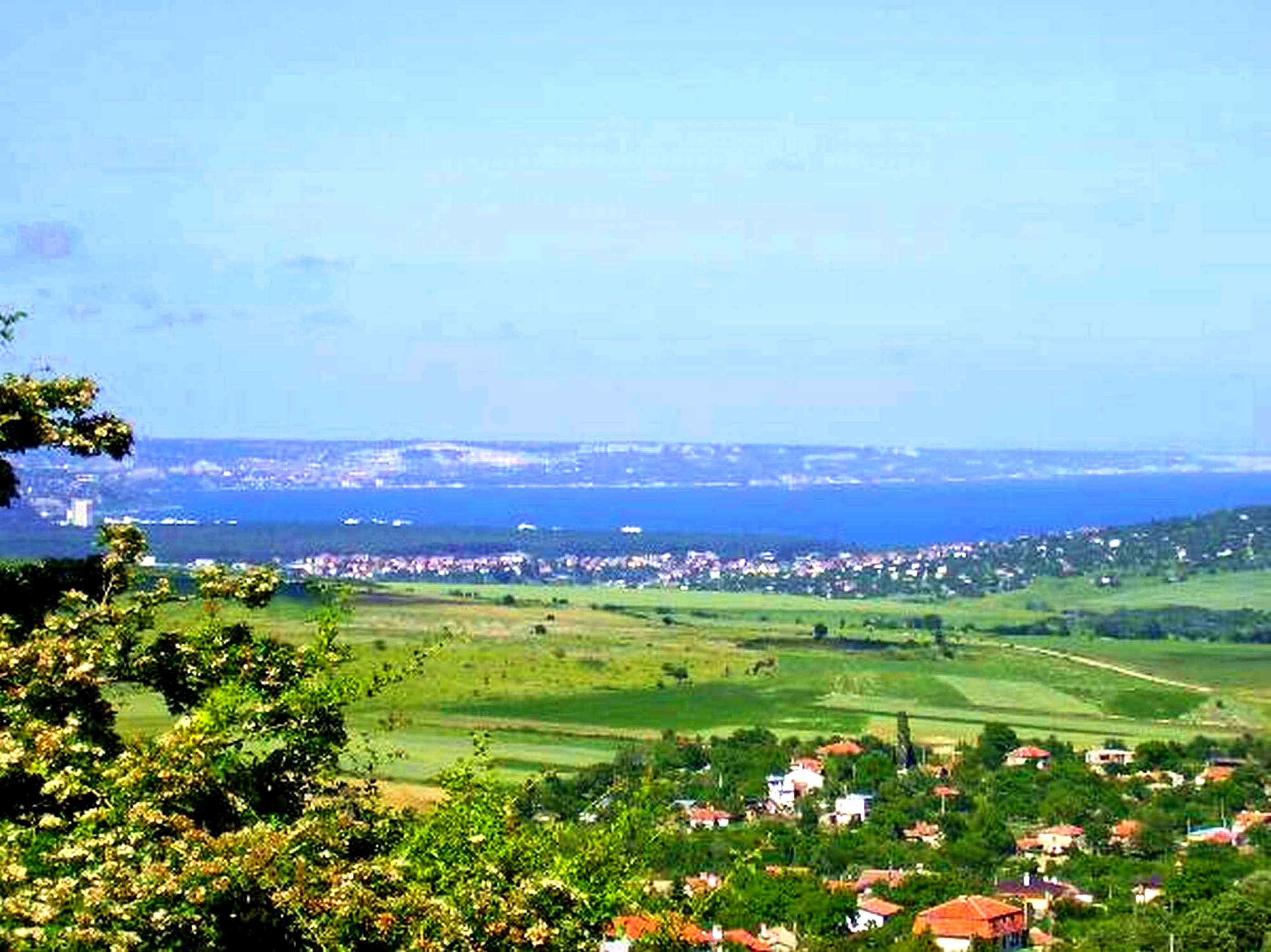 Осеново село, Осеново имоти, Албена земя,Албена имоти: Панорамата от парцела към Осеново и Албена. Осеново е на 12 км от Варна.